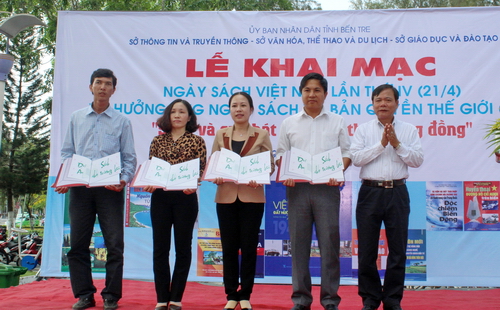 Ông Trần Văn Thanh - Giám đốc Sở Thông tin và Truyền thông kiêm Trưởng Ban Điều hành "Dự án Sách cho tương lai" trao bảng tượng trưng cho đại diện 4 trường THPT trên địa bàn huyện Thạnh Phú